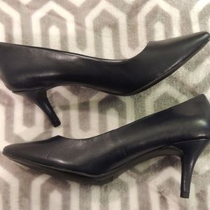 Bandolino B-Flexible Navy Pumps / Heels - NWOT